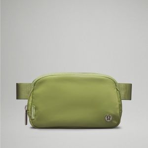 Lululemon Everywhere belt bag “edamame green”